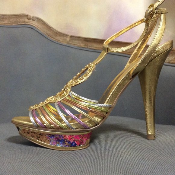 BCBGirls Women's Debby Platform T-Strap sandal, size 6.5 - Picture 11 of 15